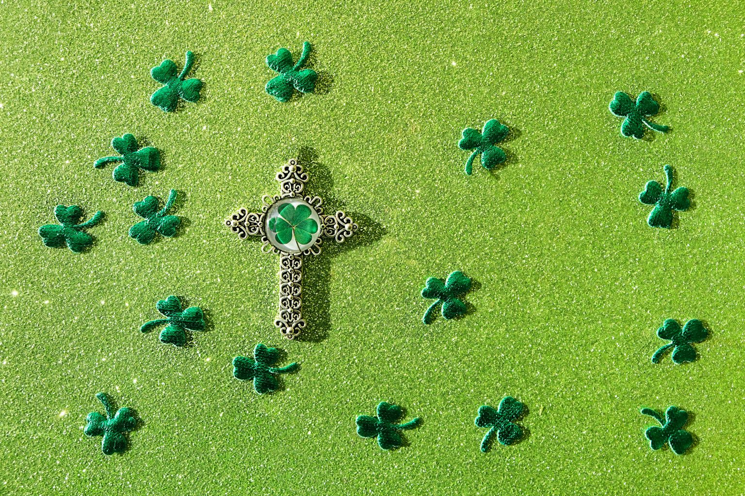 ☘️ Shamrock Emoji: Send Good Luck Wishes And Intentions With This ...